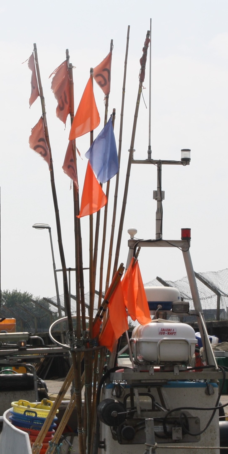 Fischerboot mit Fahnen