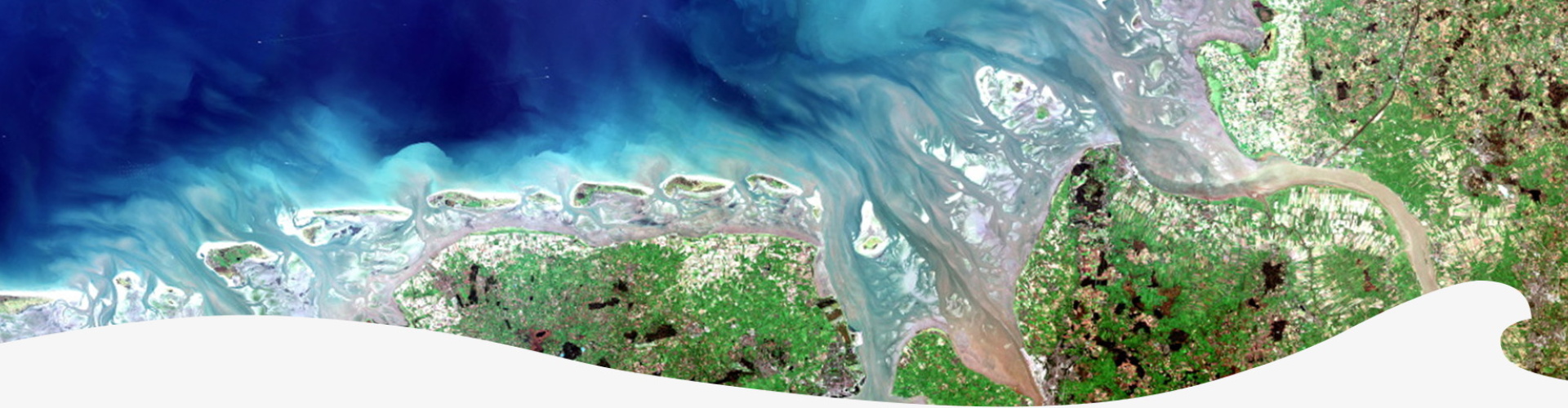 Symbolbild Welle mit Satellitenbild der Nordseeküste